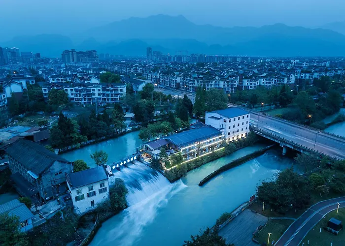 Yinshi Yunshe Private Hot Spring Villa In Dujiangyan